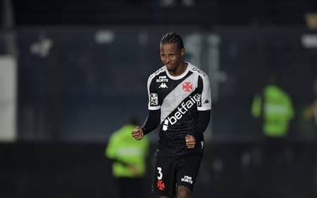 Tchê Tchê, do Vasco, vibrando com pênalti comvertido (Foto: Thiago Ribeiro/AGIF)