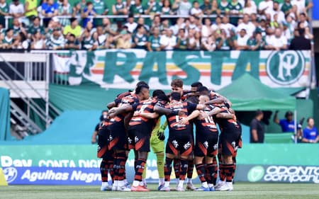 Flamengo vence o Palmeiras e encosta na liderança da competição. (Foto: Marcello Zambrana/AGIF)