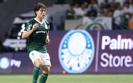 Giay, lateral-direito do Palmeiras