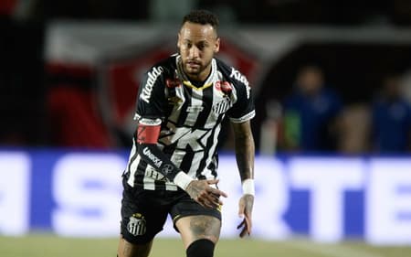 Neymar em ação no jogo do Santos com o Vitória