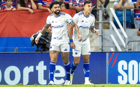 Dupla Gabigol e Kaio Jorge, do Cruzeiro, em jogo contra o Fortaleza, no Castelão (Foto: Baggio Rodrigues/AGIF)