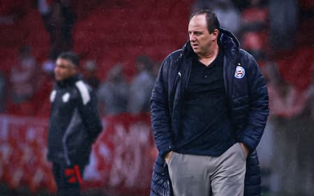 Rogério Ceni comanda o Bahia contra o Internacional Foto: Maxi Franzoi/AGIF
