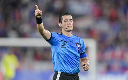 Árbitro da partida entre Botafogo e Universidad de Chile (Foto: Thiago Ribeiro/AGIF)