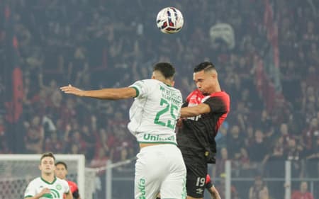 Luiz Fernando e Victor Caetano em Athletico-PR x Chapecoense, na Ligga Arena (foto: Robson Mafra/AGIF)