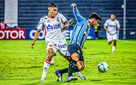 Lance do jogo entre Atlético Grau-PER e Grêmio. (Foto: Divulgação/Atlético Grau)