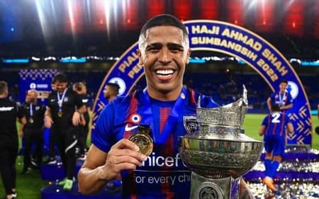 Bérgson comemora título pelo Johor Darul (Foto: Arquivo Pessoal)