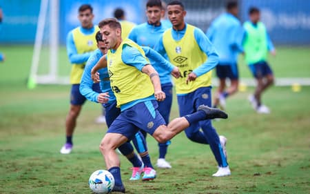 Camilo com a bola em treinamento do Grêmio. (Foto: Lucas Uebel/Grêmio FBPA)