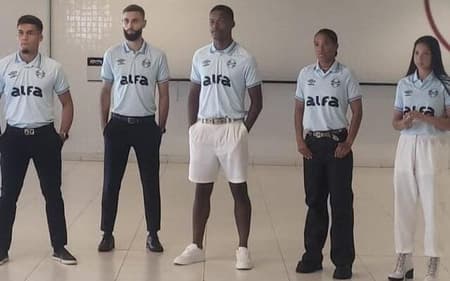 Jogadores do Grêmio posam para fotos com a nova segunda camiseta do Tricolor Gaúcho. (Foto: Reprodução/X)