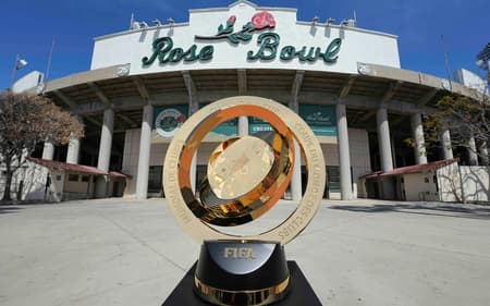 Troféu do Mundial de Clubes da Fifa é exposto no Rose Bowl Stadium (Foto: Reprodução)