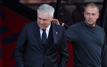 Carlo Ancelotti é cumprimentado por Hansi-Flick em Barcelona x Real Madrid
