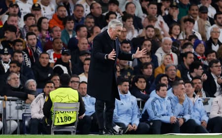 Carlo Ancelotti reage durante derrota do Real Madrid para o Arsenal, na Champions League