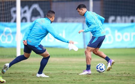 Cristaldo com a bola em treinamento do Grêmio. (Foto: Lucas Uebel/Grêmio FBPA)