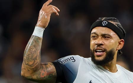 Memphis Depay comemora gol no jogo do Corinthians contra o Bahia