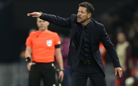 Diego Simeone em PSG x Atlético de Madrid pela Champions League (Foto: FRANCK FIFE / AFP)