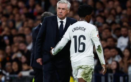 Endrick cumprimenta Ancelotti ao ser substituído em Real Madrid x Mallorca, pela La Liga