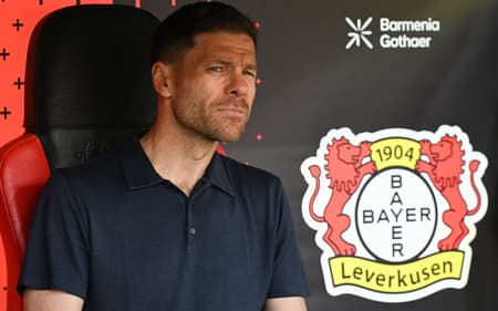 Especulado no Real Madrid, Xabi Alonso ocupa banco do Bayer Leverkusen durante jogo contra o Union Berlin