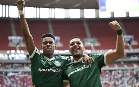 Estevão e Vitor Roque comemoram o gol do Palmeiras sobre o Vasco