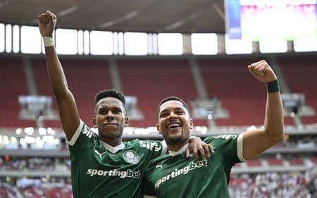 Estevão e Vitor Roque comemoram o gol do Palmeiras sobre o Vasco