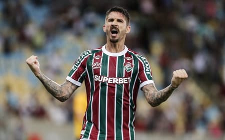 Everaldo comemora seu gol do Fluminense sobre o Sport