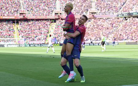Ferran Torres abraça Lamine Yamal na comemoração do gol do Barcelona sobre o Real Madrid