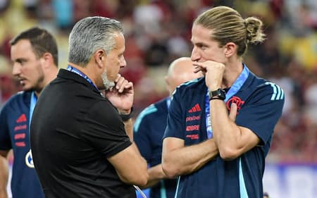 Filipe Luís conversa com José Boto após título do Flamengo na Taça Guanabara