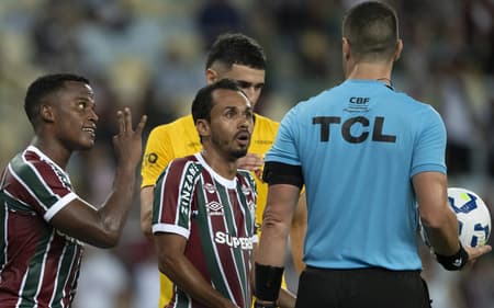 Jogadores do Fluminense reclamam com a arbitragem sobre anulação de pênalti