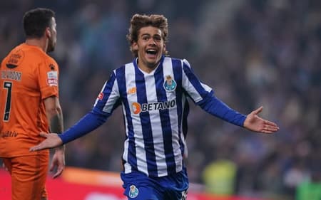 Rodrigo Mora comemora gol pelo Porto