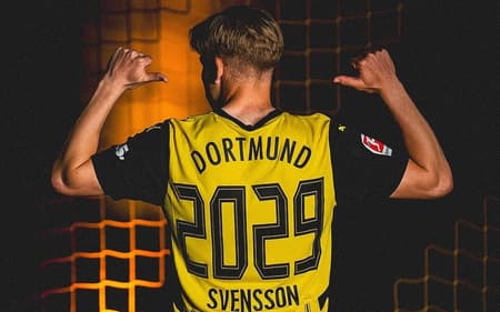 Daniel Svensson exibe camisa com data de novo contrato com o Borussia Dortmund