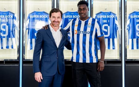 Samu Aghehowa e André Villas-Boas, presidente do Porto
