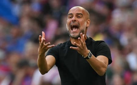 Guardiola reage durante derrota do Manchester City para o Crystal Palace, na final da Copa da Inglaterra