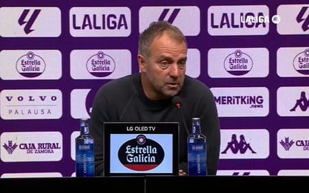 Hansi Flick em coletiva de imprensa após vitória do Barcelona sobre o Real Valladolid, por La Liga (Créditos: reprodução/La Liga)