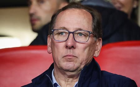John Textor acompanha jogo do Lyon contra o Monaco, pelo Campeonato Francês