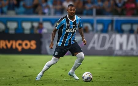 Luan Cândido com a bola em jogo do Grêmio. (Foto: Lucas Uebel/Grêmio FBPA)