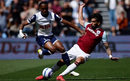 Lucas Paquetá em ação pelo West Ham contra o Tottenham, pela Premier League