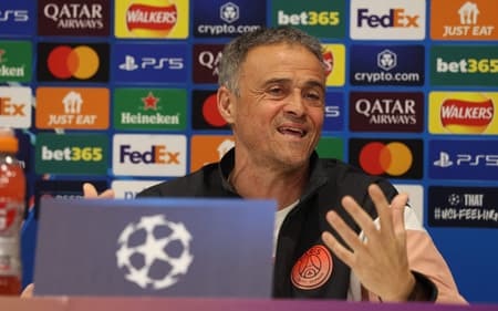 Luis Enrique, técnico do PSG, em coletiva de imprensa (Foto: Paul Currie / AFP)