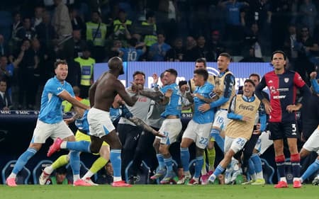 Lukaku comemora segundo gol do Napoli sobre o Cagliari pelo título do Campeonato Italiano
