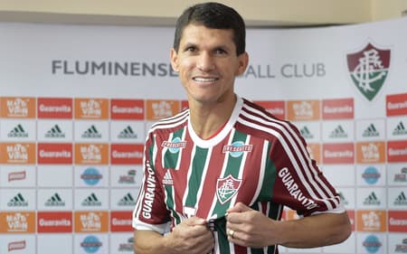 Magno Alves exibe escudo do Fluminense em sua segunda passagem pelo clube carioca