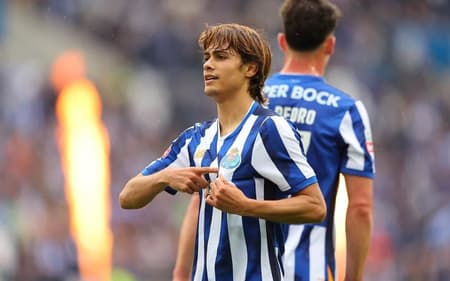 Rodrigo Mora comemora gol marcado pelo Porto