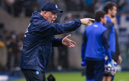 Mano Menezes orienta o Grêmio no empate do Grêmio com o CSA. (Foto: Maxi Franzoi/AGIF)