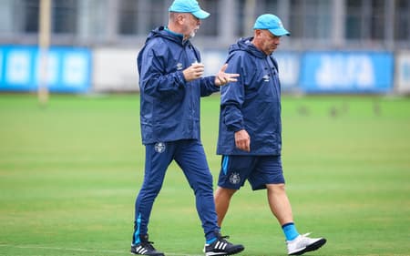 Mano Menezes e James Freitas em treinamento do Grêmio. (Foto: Lucas Uebel/Grêmio FBPA)