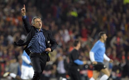 Mourinho comemora vitória da Inter de Milão contra o Barcelona na Champions