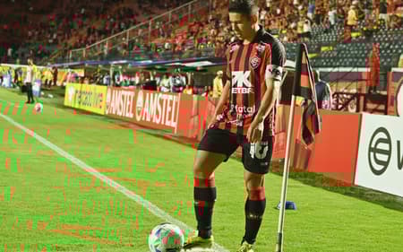 Osvaldo em Vitória x Defensa y Justicia, no Barradão (foto: Walmir Cirne/AGIF)