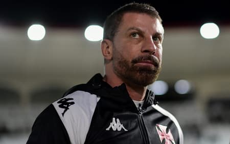 Pedrinho em São Januário durante jogo entre Vasco e Bragantino, pelo Brasileirão