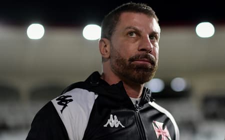 Pedrinho em São Januário durante jogo entre Vasco e Bragantino, pelo Brasileirão