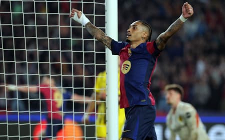 Raphinha celebra gol marcado pelo Barcelona sobre o Dortmund, na Champions League