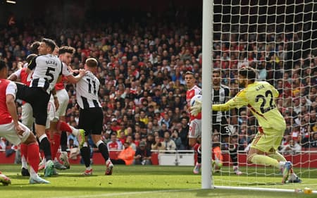 Raya faz grande defesa em cabeçada de Burn em Arsenal x Newcastle, pela Premier League