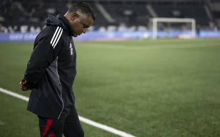 Roger Machado cabisbaixo antes do jogo do Internacional contra o Botafogo. (Foto: Jorge Rodrigues/AGIF)