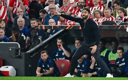 Rúben Amorim orienta jogadores do Manchester United contra o Athletic Bilbao, pela Europa League