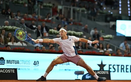Norueguês Casper Ruud se estica na vitória sobre o argentino Francisco Cerundolo em Madri