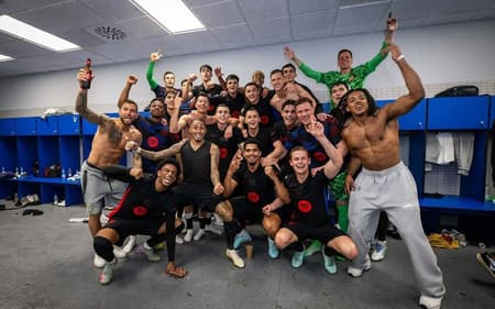 Elenco do Barcelona comemora título de La Liga (Reprodução: Raphinha)